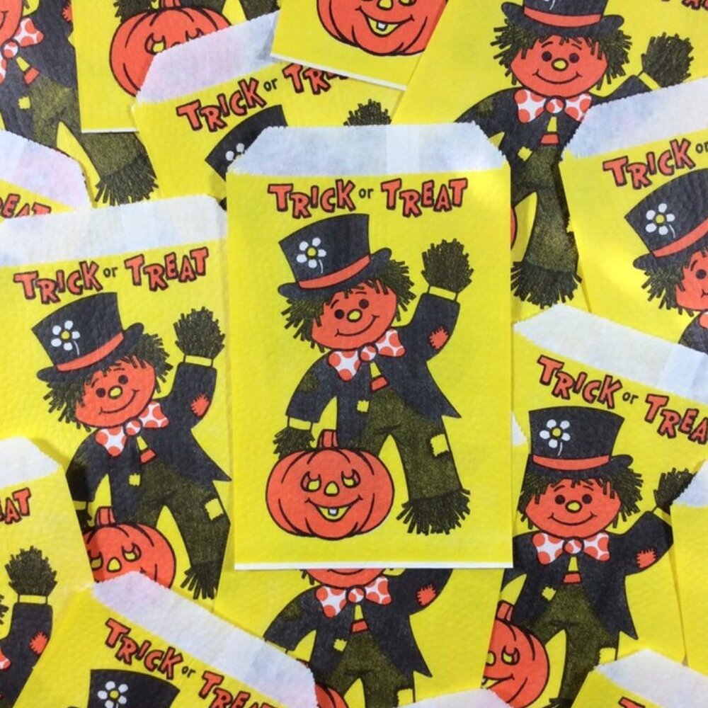 40 deadstock Halloween Trick r Treat paper bags, scarecrow jack o lantern
